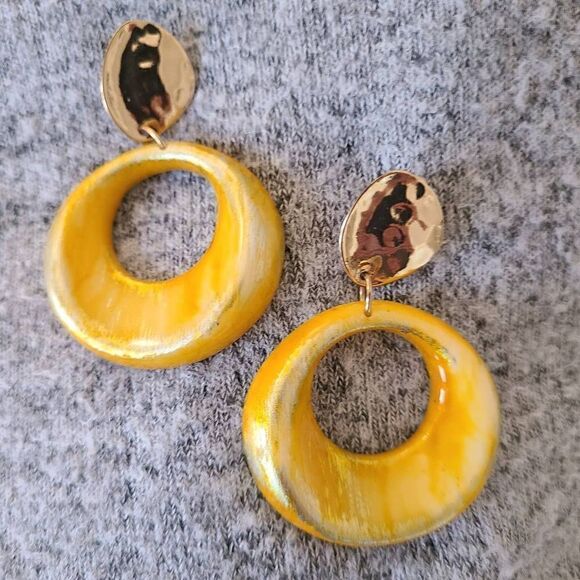 Fashion Jewelry Pierced Gold Tone Drop Hoop Earrings in Yellow Golden Color - Picture 4 of 9